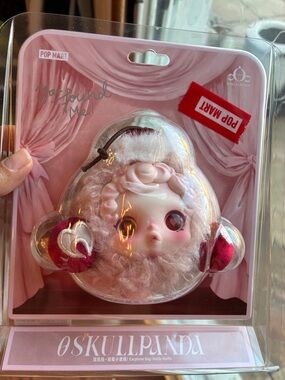 POP MART Øskullpanda Pink Earphone Bag Plush Toy